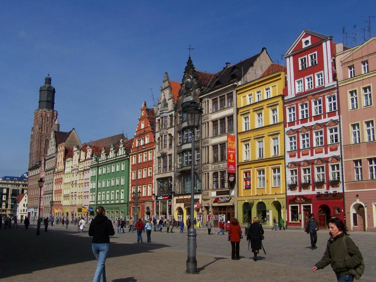 Green Panther Right In The City Of Wrocław Kültér fotó